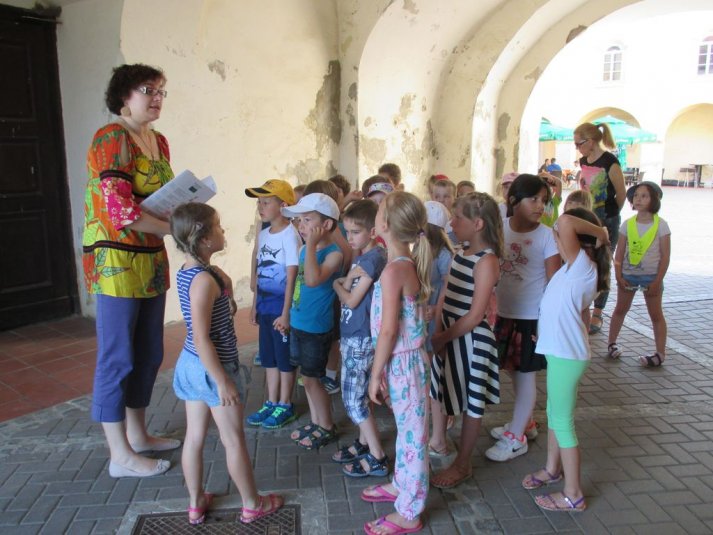 Sprehod po parku danes in nekoč