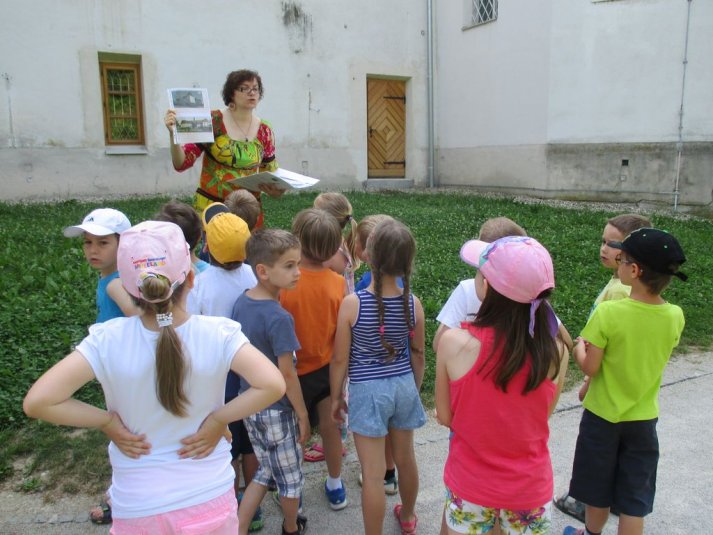 Sprehod po parku danes in nekoč