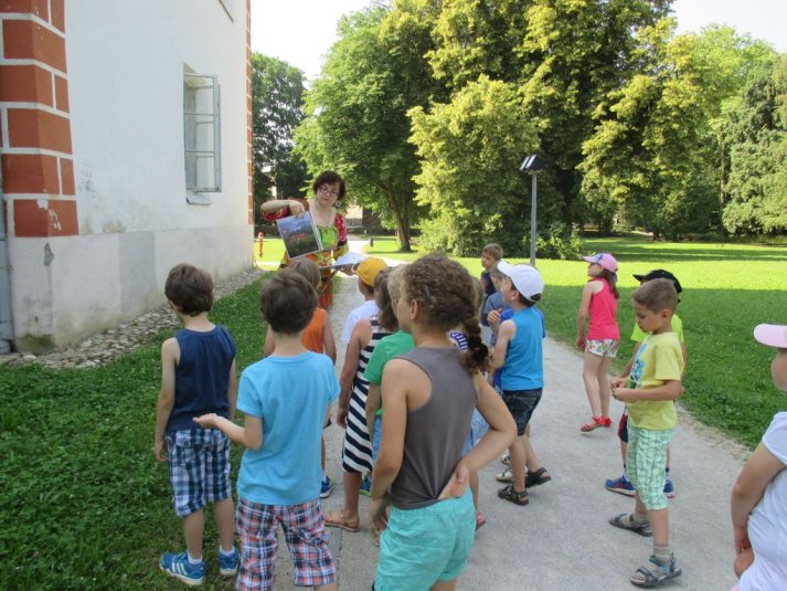 Sprehod po parku danes in nekoč