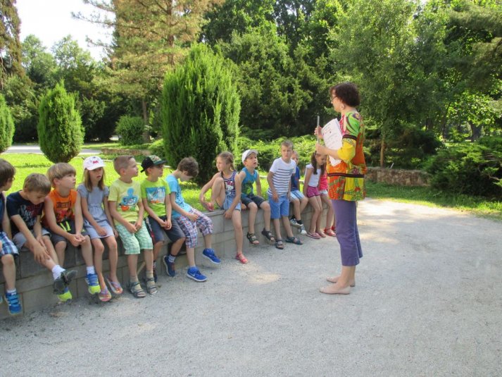 Sprehod po parku danes in nekoč