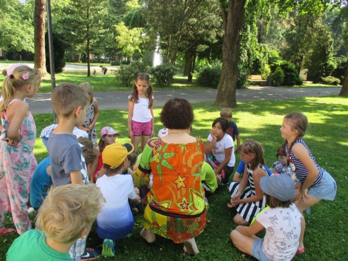 Sprehod po parku danes in nekoč