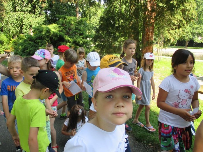 Sprehod po parku danes in nekoč