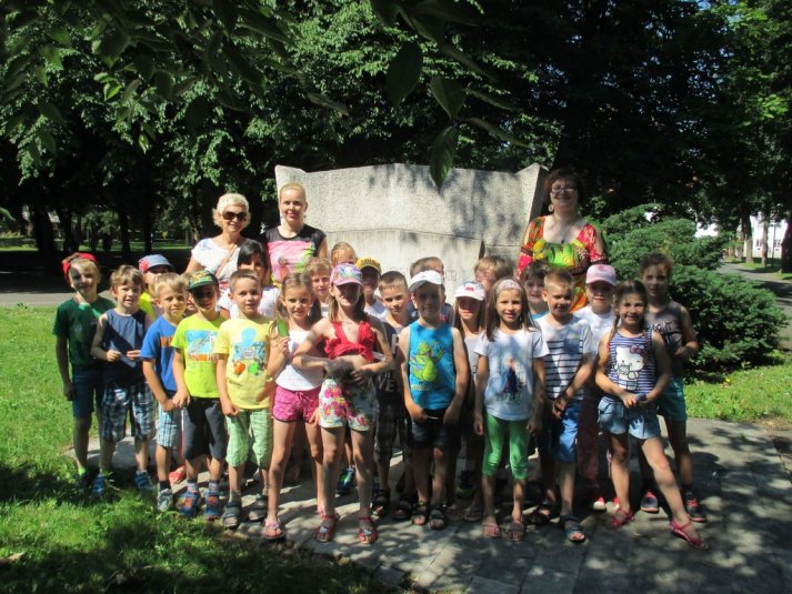 Sprehod po parku danes in nekoč