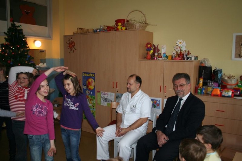 Dedek Mraz v bolnišničnem oddelku