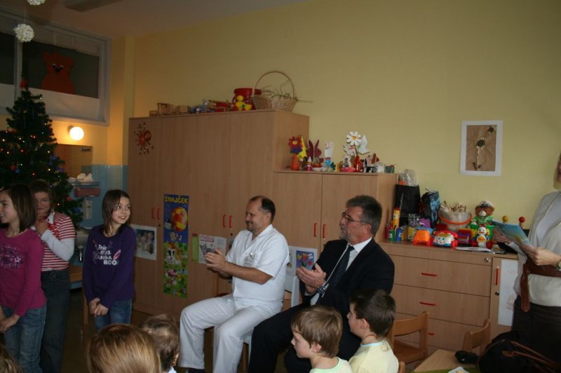 Dedek Mraz v bolnišničnem oddelku