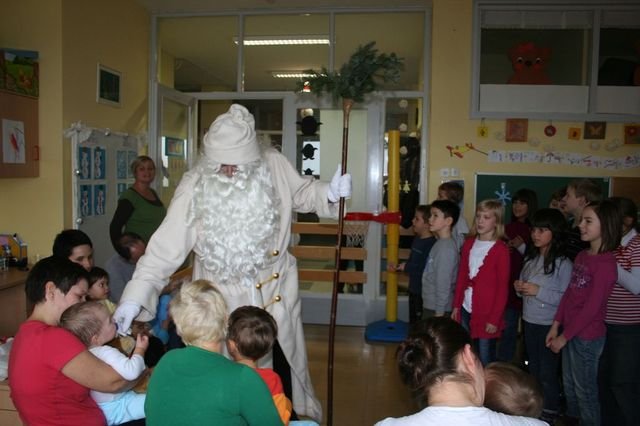 Dedek Mraz v bolnišničnem oddelku