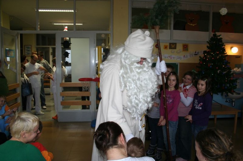 Dedek Mraz v bolnišničnem oddelku