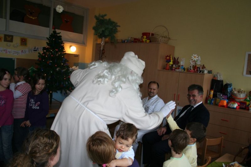 Dedek Mraz v bolnišničnem oddelku