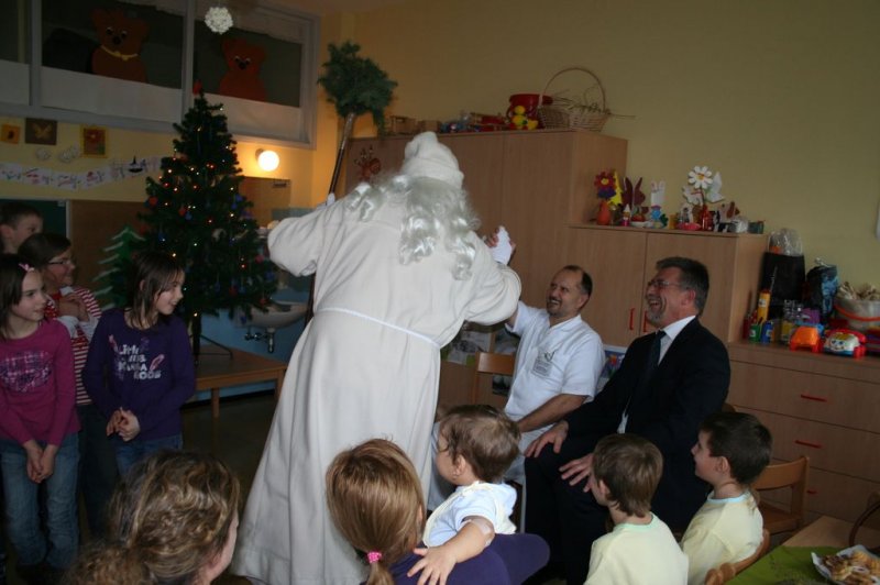 Dedek Mraz v bolnišničnem oddelku