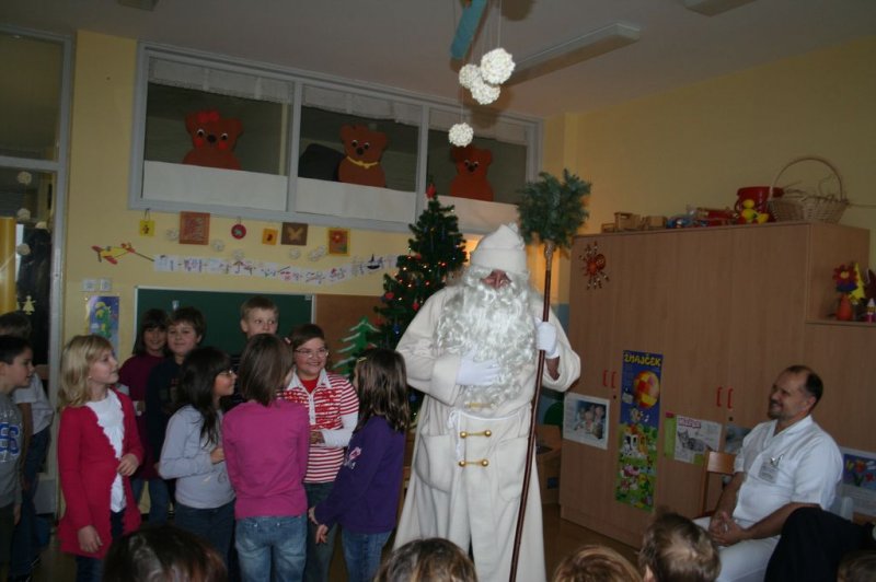 Dedek Mraz v bolnišničnem oddelku