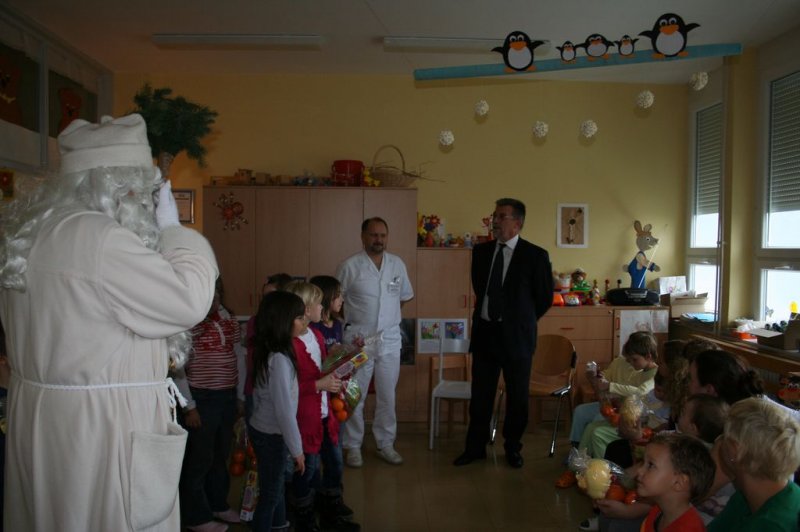 Dedek Mraz v bolnišničnem oddelku