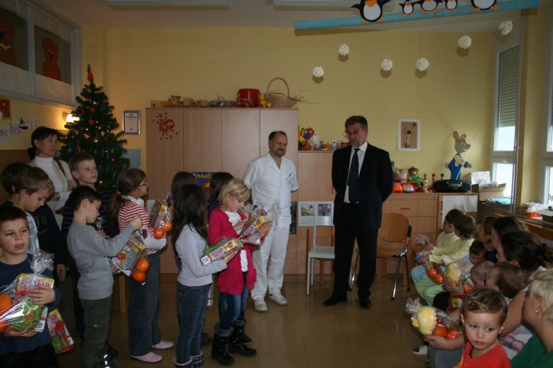 Dedek Mraz v bolnišničnem oddelku