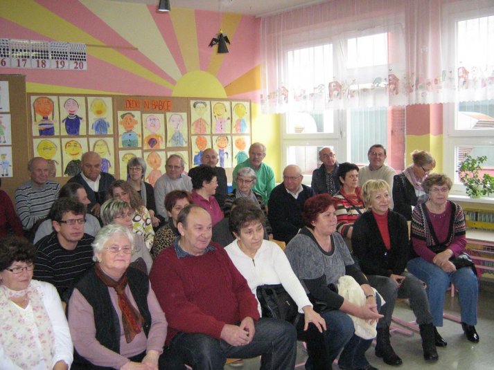 Dedki in babice na obisku v 1.b