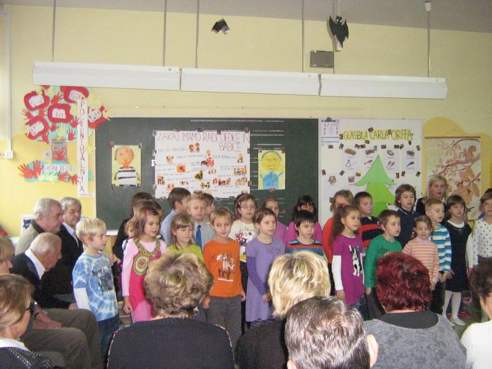 Dedki in babice na obisku v 1.b