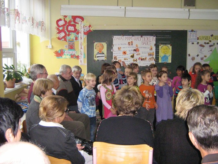 Dedki in babice na obisku v 1.b
