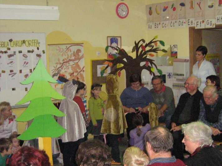 Dedki in babice na obisku v 1.b