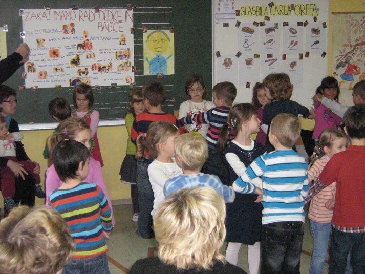 Dedki in babice na obisku v 1.b