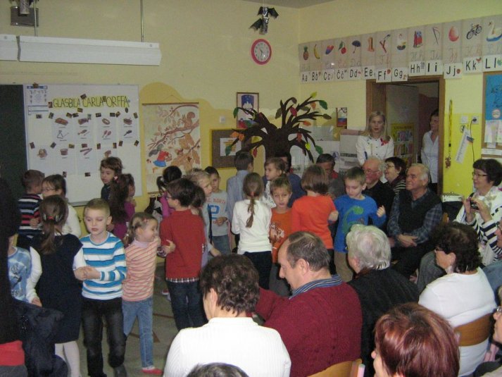 Dedki in babice na obisku v 1.b