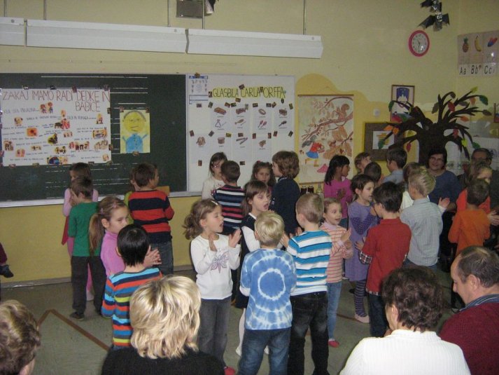 Dedki in babice na obisku v 1.b