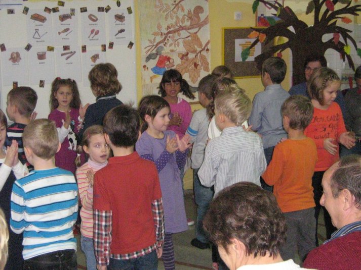 Dedki in babice na obisku v 1.b