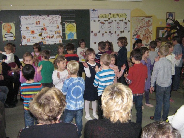 Dedki in babice na obisku v 1.b