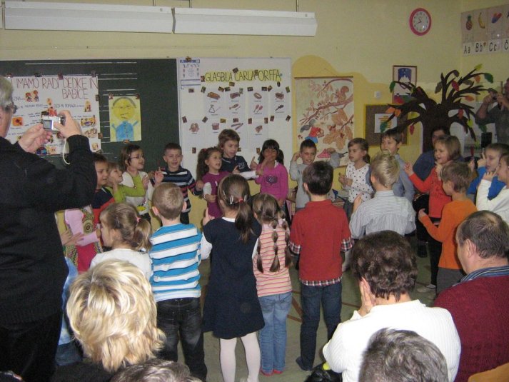 Dedki in babice na obisku v 1.b