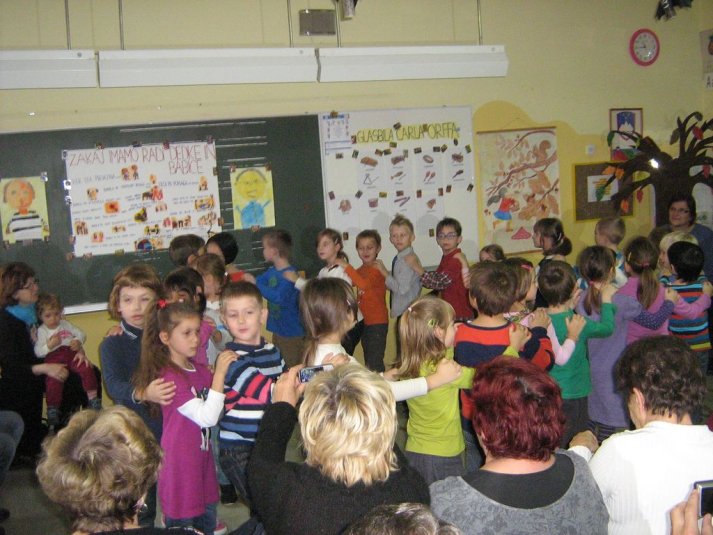 Dedki in babice na obisku v 1.b