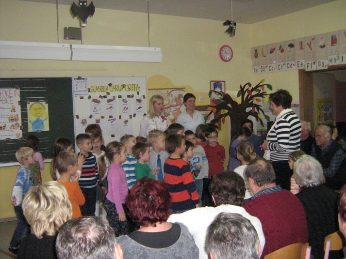 Dedki in babice na obisku v 1.b