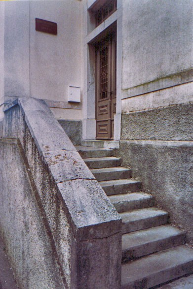 stopni&scaron;če pred &scaron;olo