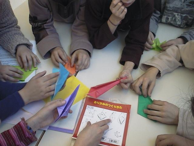 origami2.JPG (39536 bytes)