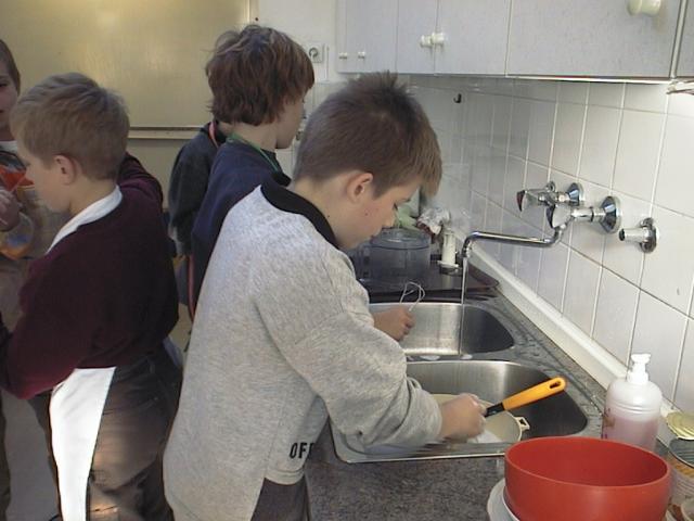 pomivanje.JPG (40259 bytes)