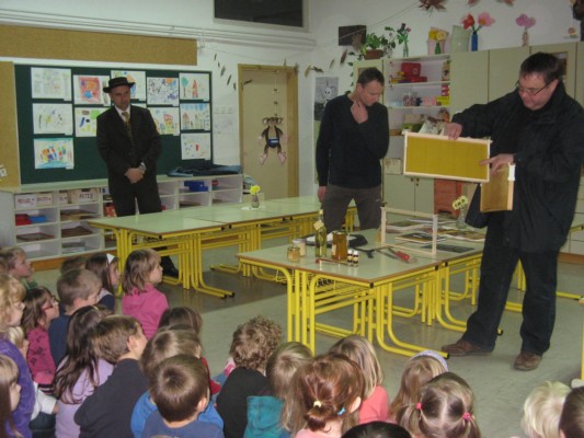 čebelarji na obisku 039.JPG