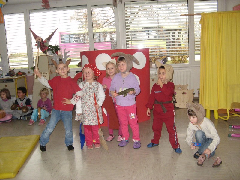 predstava Mojca Pokrajculja (29).JPG