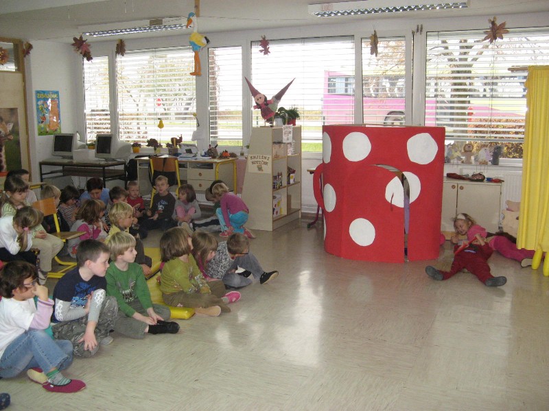 predstava Mojca Pokrajculja (38).JPG