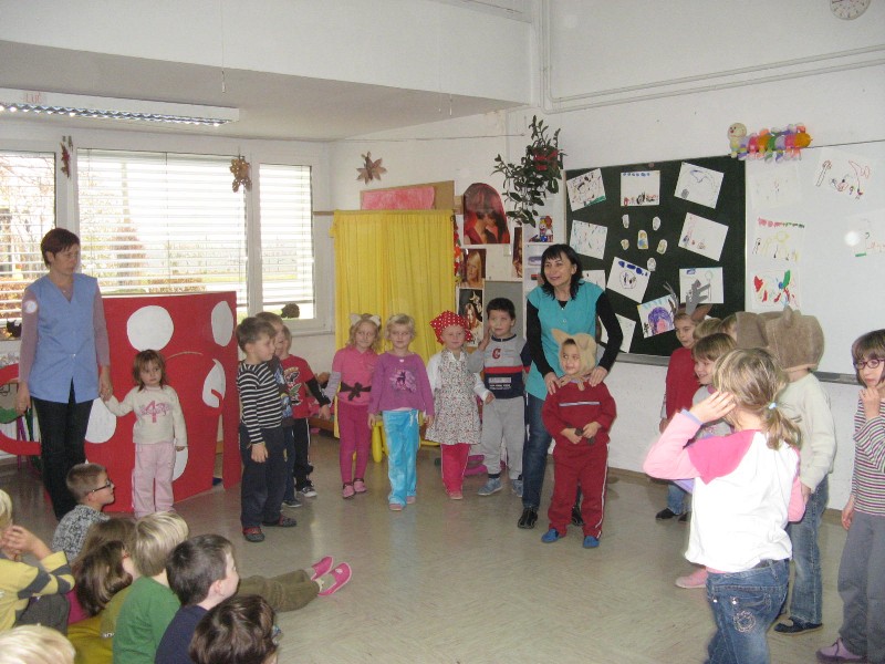 predstava Mojca Pokrajculja (43).JPG