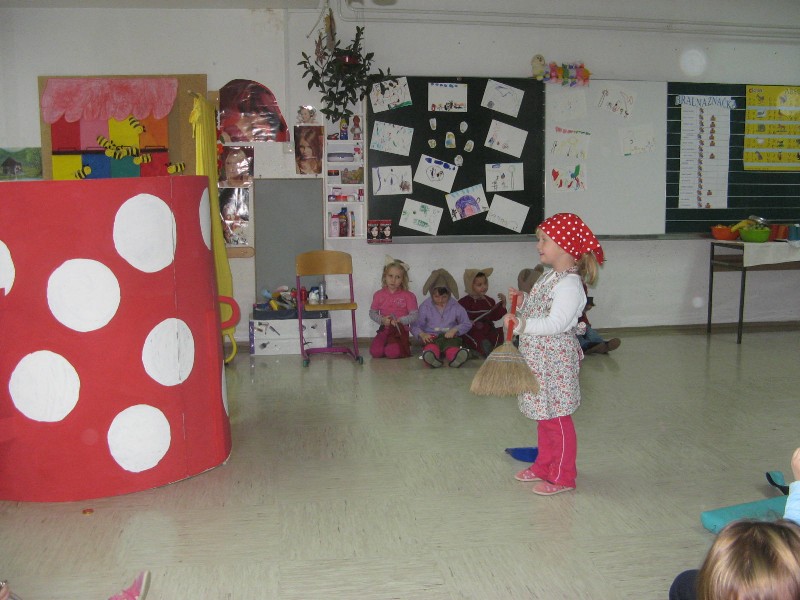 predstava Mojca Pokrajculja (8).JPG