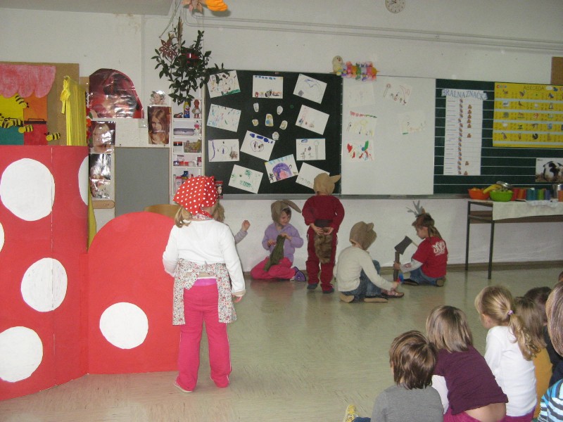 predstava Mojca Pokrajculja (19).JPG