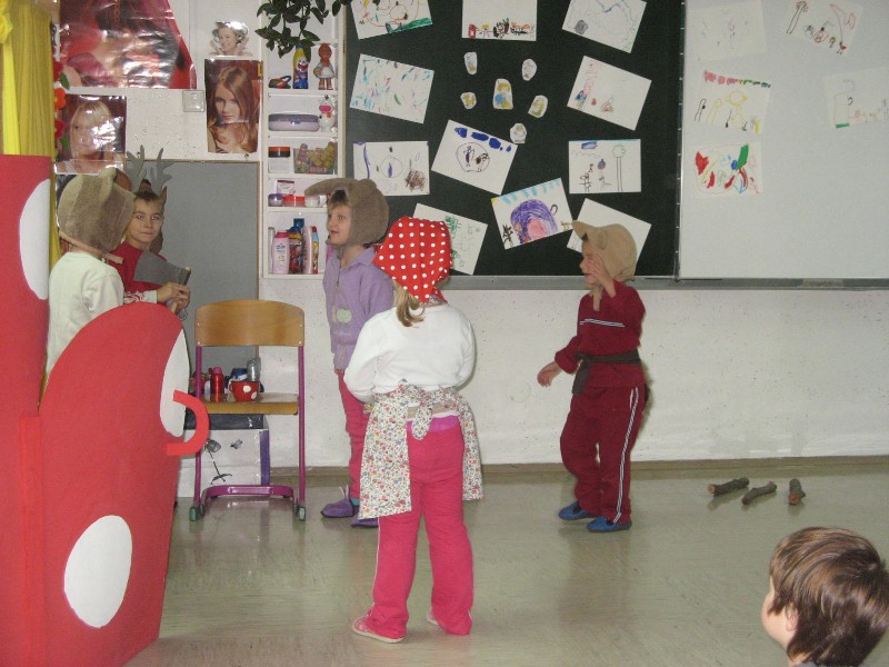 predstava Mojca Pokrajculja (22).JPG