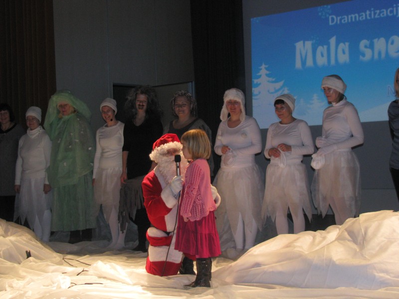 Dramatizacija Mala snežinka in prihod Božička 02 (5).JPG