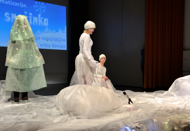 dramatizacija Mala snežinka in prihod Božička 01 (5).jpg