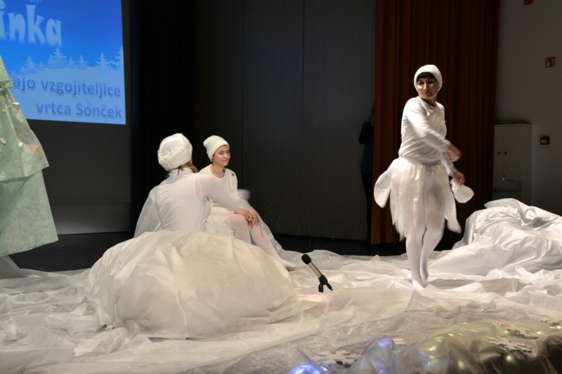 dramatizacija Mala snežinka in prihod Božička 01 (6).jpg