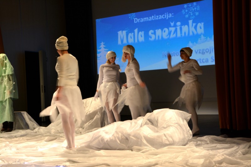 dramatizacija Mala snežinka in prihod Božička 01 (8).jpg