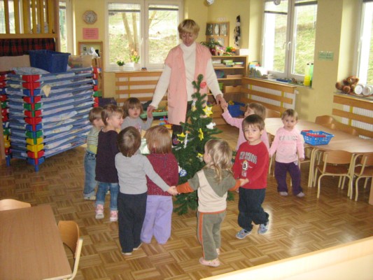 ples ob okrašeni smrečici.JPG