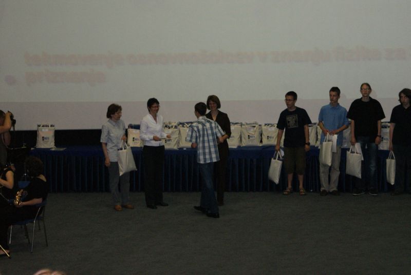 Janez prihaja na oder.