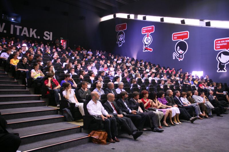 Nagrajenci in gosti v veliki dvorani Koloseja.