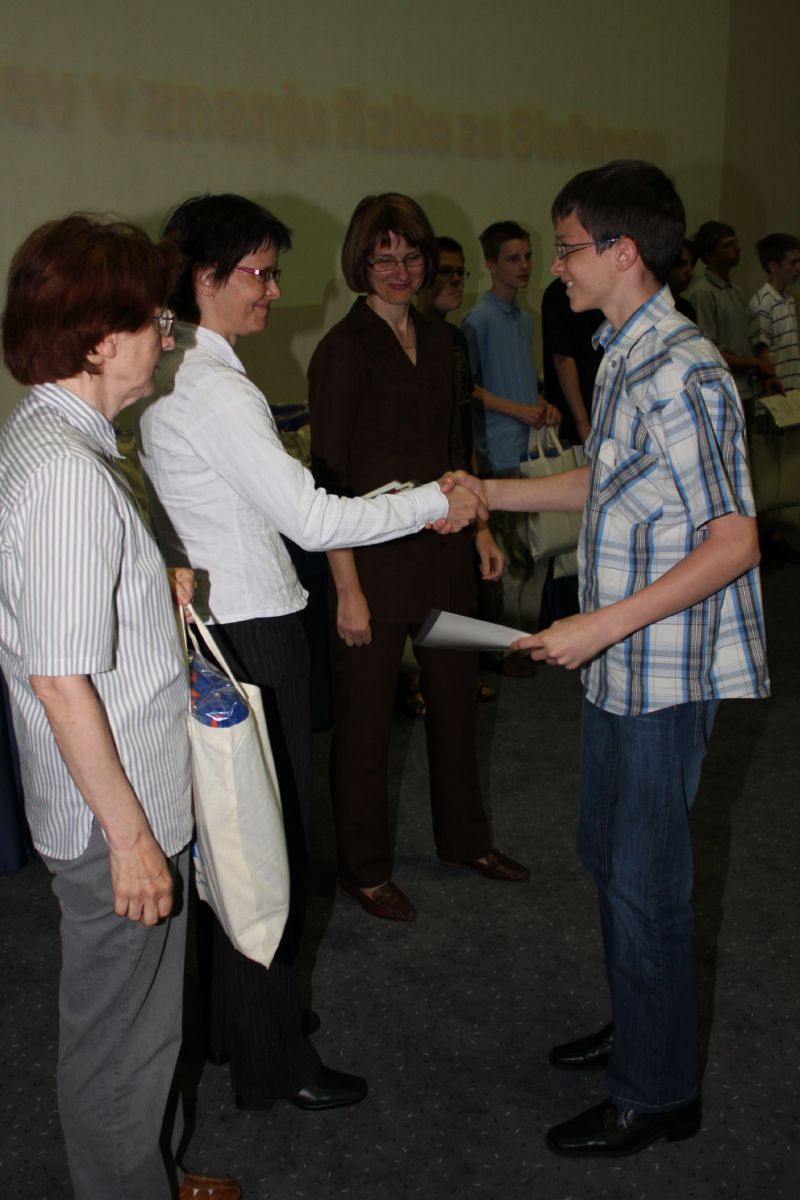 �estitke za 1.nagrado iz fizike.