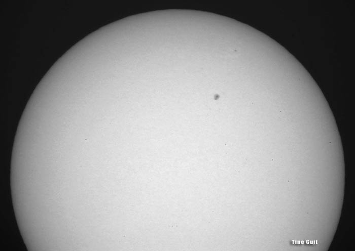 Fotografija Sonca, kjer sta lepo vidni Son�evi pegi