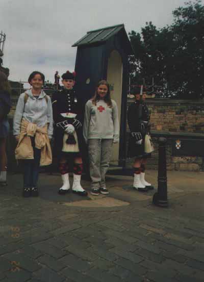Strazar pred Edinburgh Castle, ki se rad slika