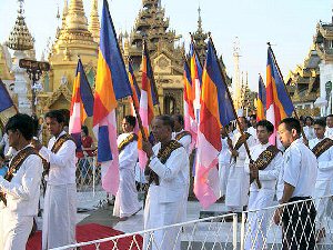 Pagodo Shwedagon obiskuje veliko romarjev