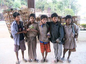 Mali nosai s koi za prenos prtljage